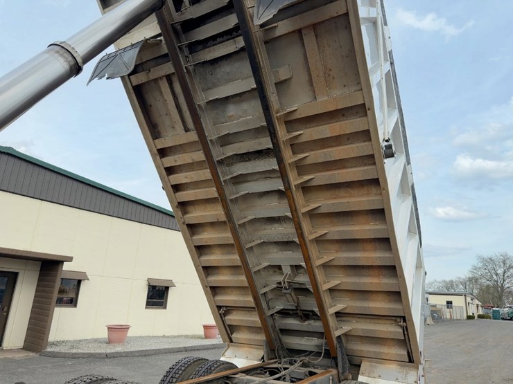 2015-peterbilt-567-image-14