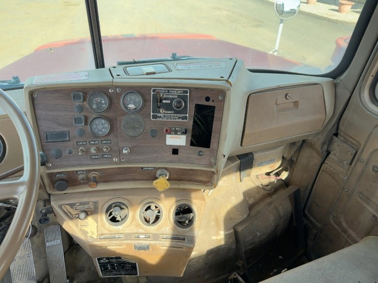 1984-mack-dm686s-image-32