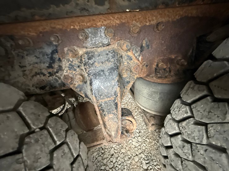 2010-massey-ferguson-8-image-34