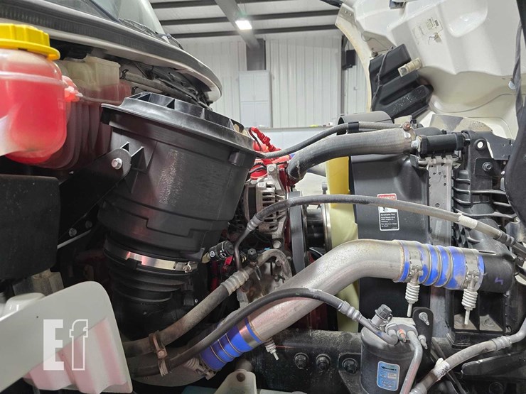 2022-freightliner-business-class-m2-106-image-26