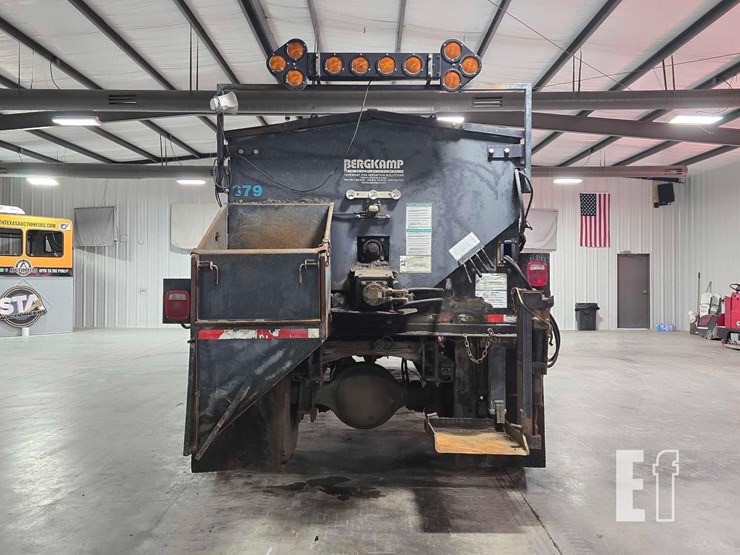 2015-freightliner-business-class-m2-106-image-8