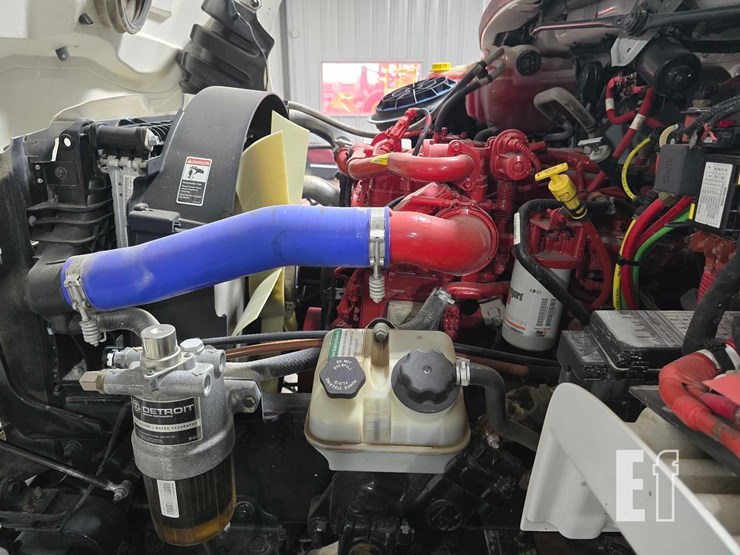 2022-freightliner-business-class-m2-106-image-23