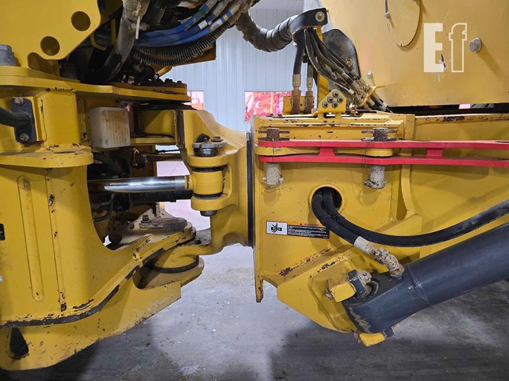 2021-deere-260e-image-22