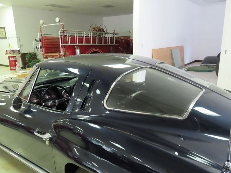 1963-chevrolet-corvette-stingray-split-window-coupe-image-44