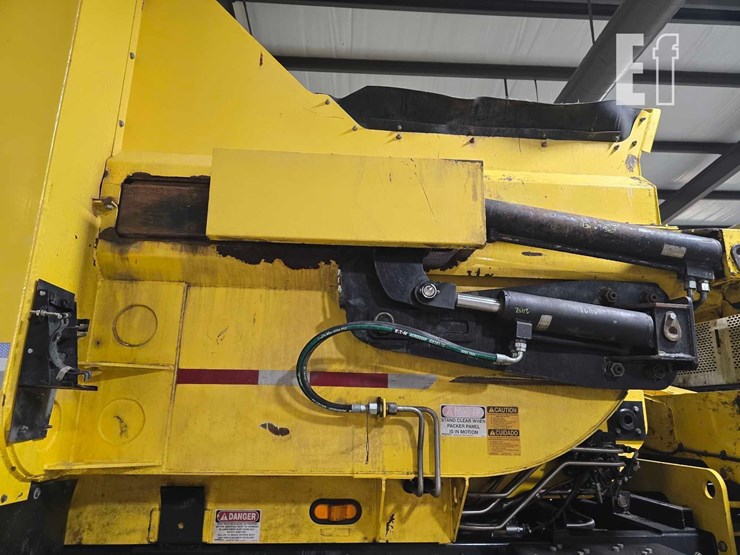 2018-peterbilt-320-image-22