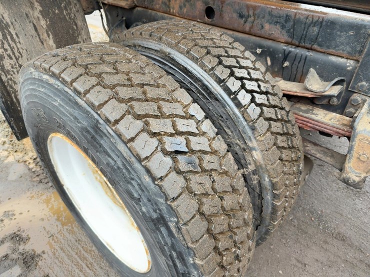 2003-freightliner-fl70-image-20