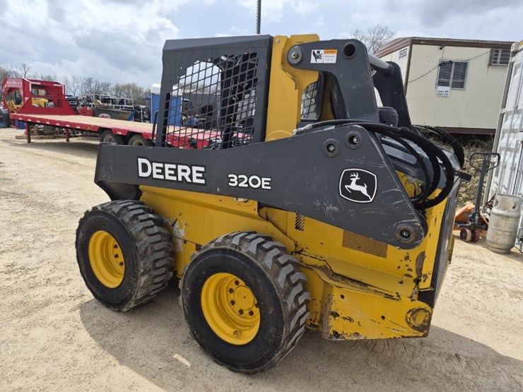 deere-320e-image-11