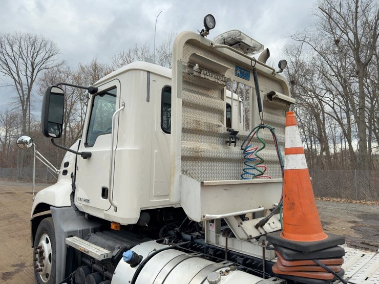 2018-mack-pinnacle-cxu613-image-23