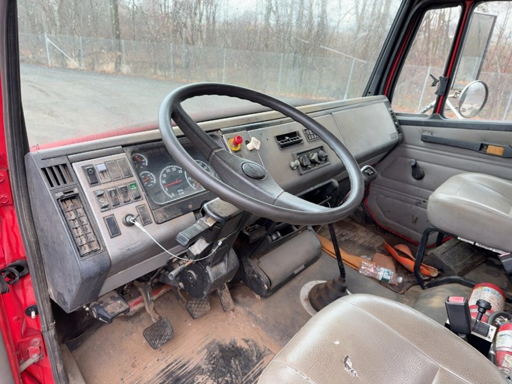 2003-freightliner-fl70-image-26