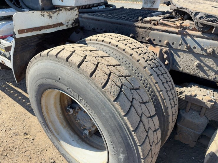 1999-freightliner-fl112-image-18