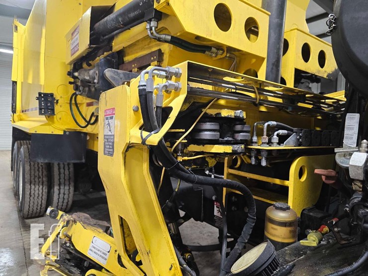 2018-peterbilt-320-image-25