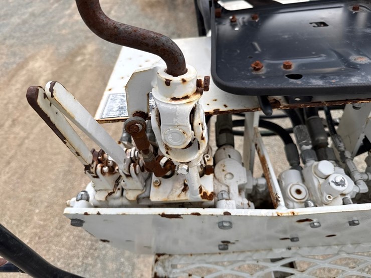 2010-massey-ferguson-8-image-57