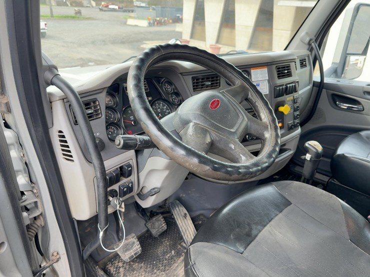 2015-peterbilt-567-image-31