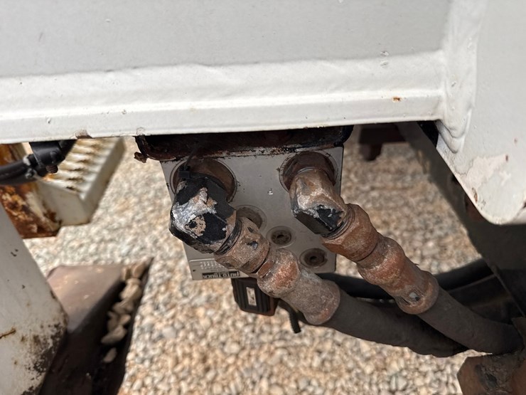 2010-massey-ferguson-8-image-49