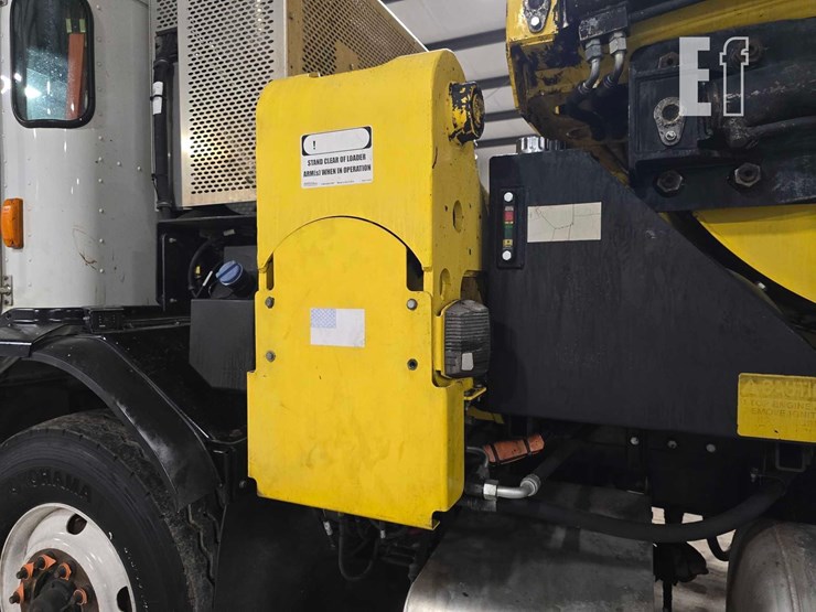 2018-peterbilt-320-image-18