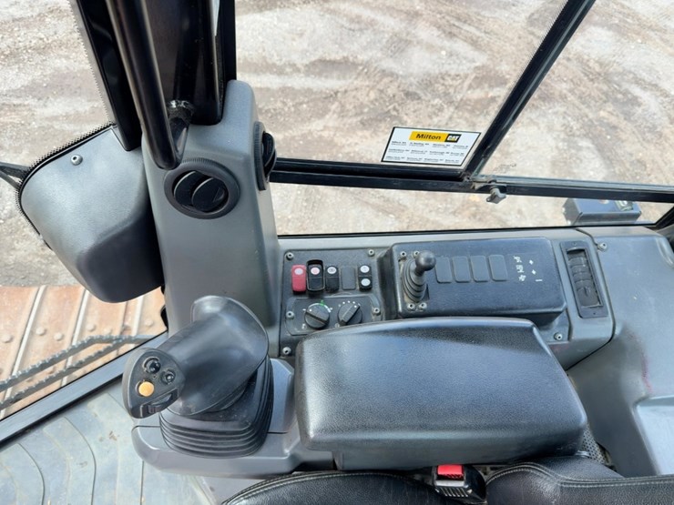 2016-caterpillar-d6k2-xl-image-33