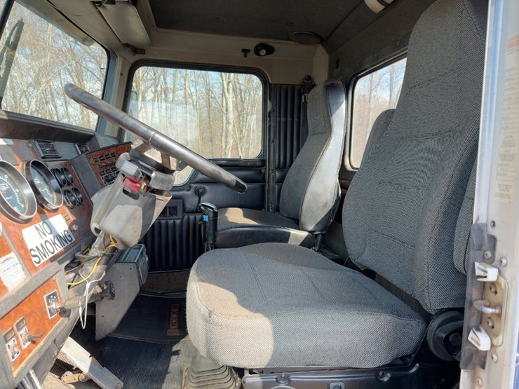 2001-kenworth-t800-image-28