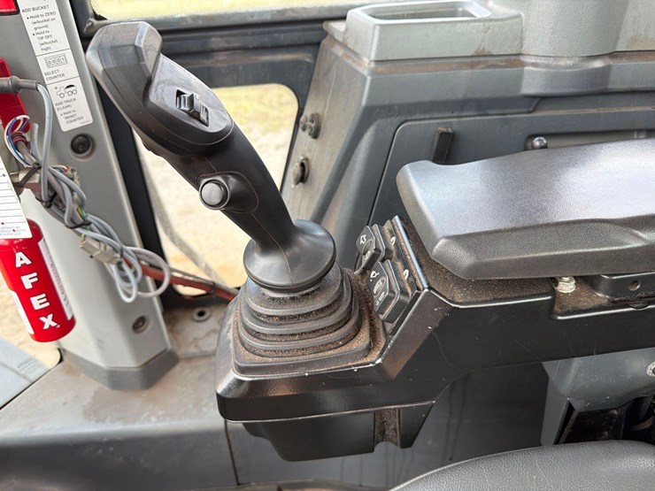 2020-deere-744l-image-21