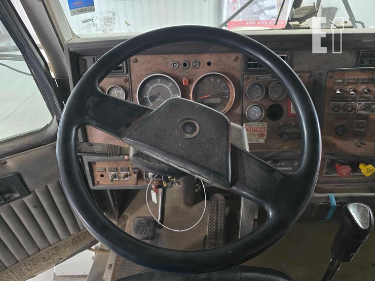 1999-kenworth-t800-image-10