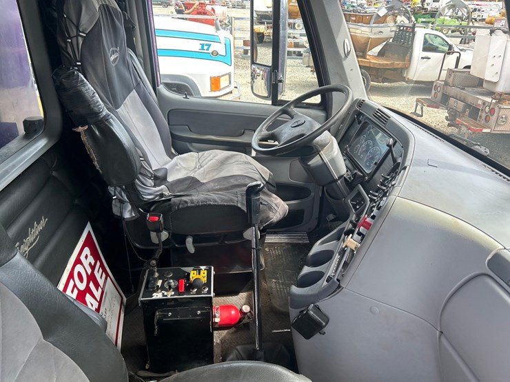 2010-massey-ferguson-8-image-62