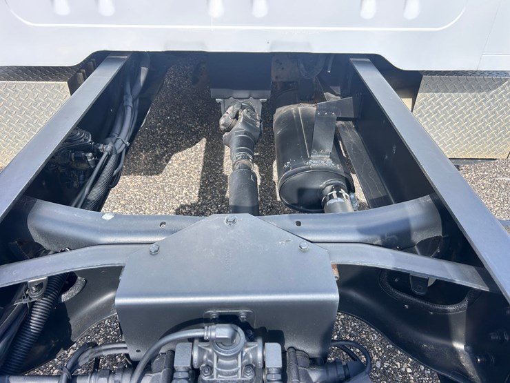 #1008-•-international-cab-and-chassis-image-40