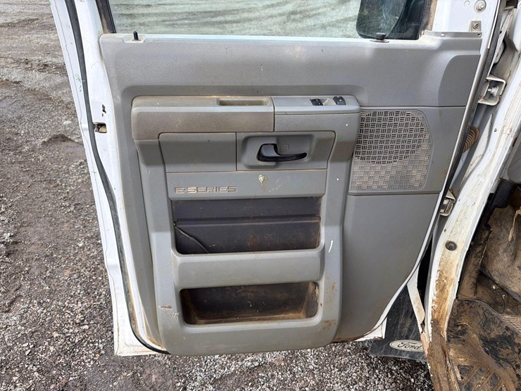 2013-ford-e350-image-16