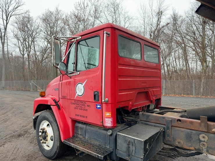 2003-freightliner-fl70-image-13