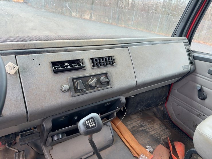 2003-freightliner-fl70-image-27