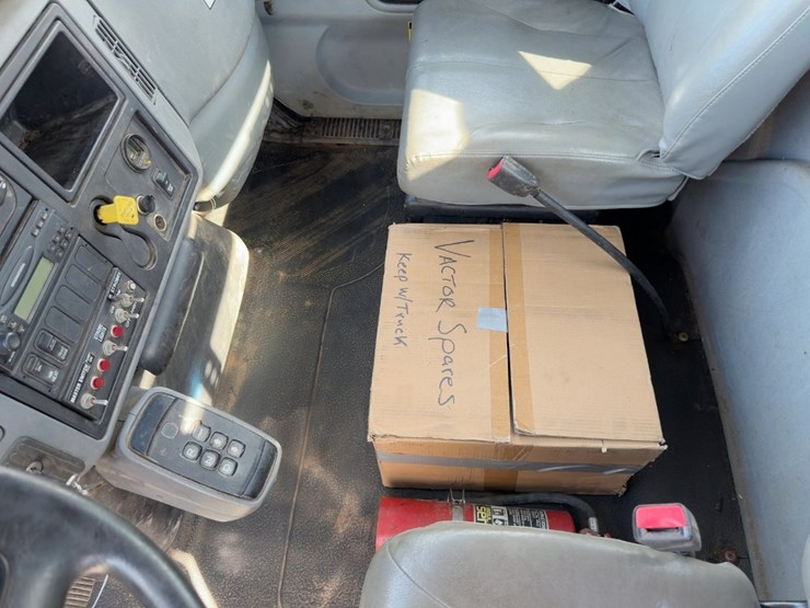 2006-international-7400-image-26