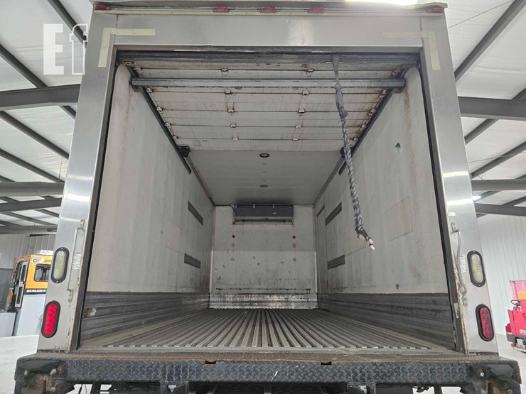 2012-freightliner-business-class-m2-106-image-17