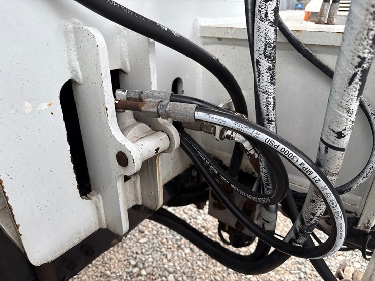 2010-massey-ferguson-8-image-50