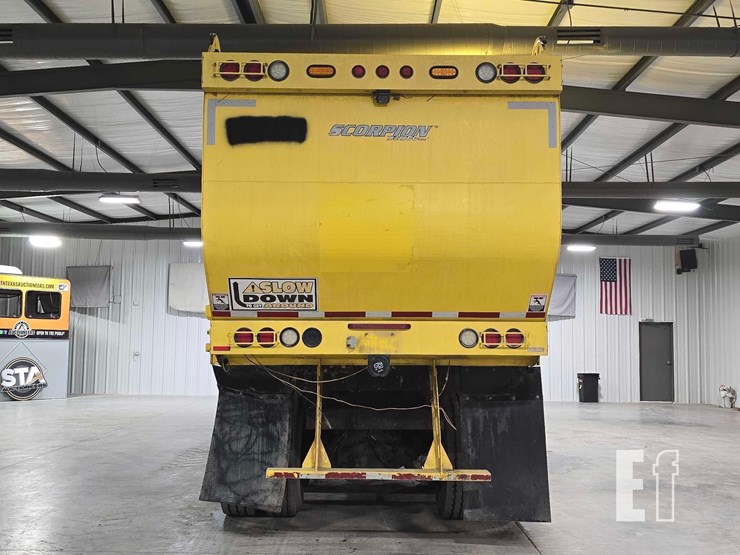 2018-peterbilt-320-image-8