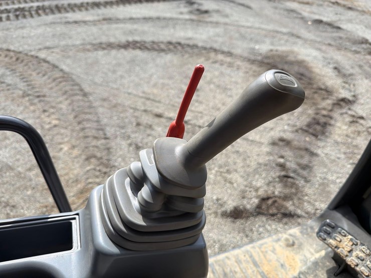 2020-hitachi-zx200-image-30