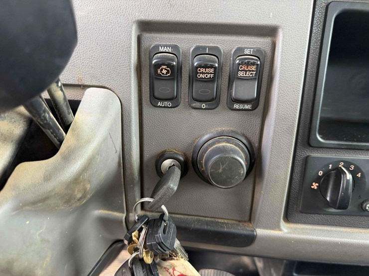 2019-peterbilt-337-image-46