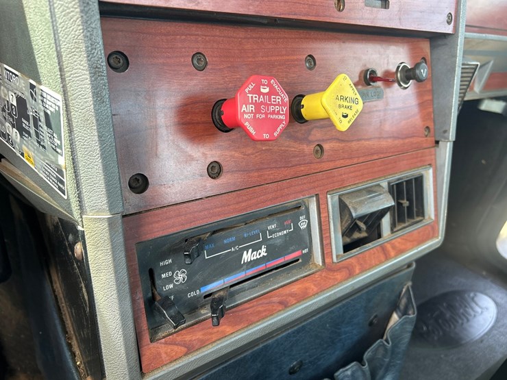 1999-mack-cl713-image-122