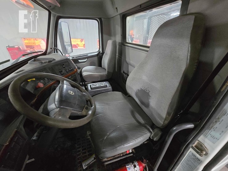 2008-volvo-vnm64200-image-9