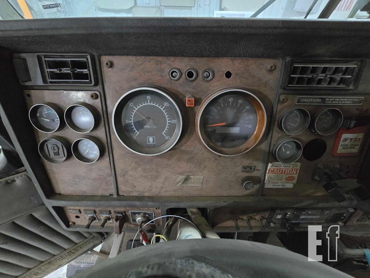 1999-kenworth-t800-image-11