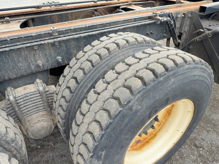 2010-mack-granite-gu713-image-27