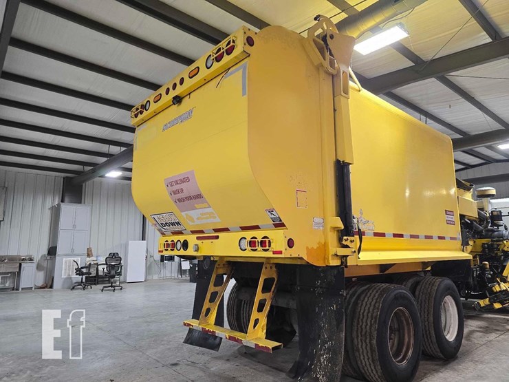 2018-peterbilt-320-image-23