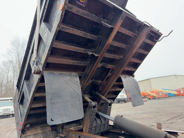 2003-freightliner-fl70-image-18