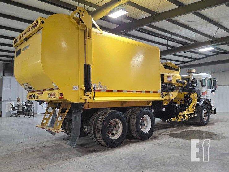 2018-peterbilt-320-image-3