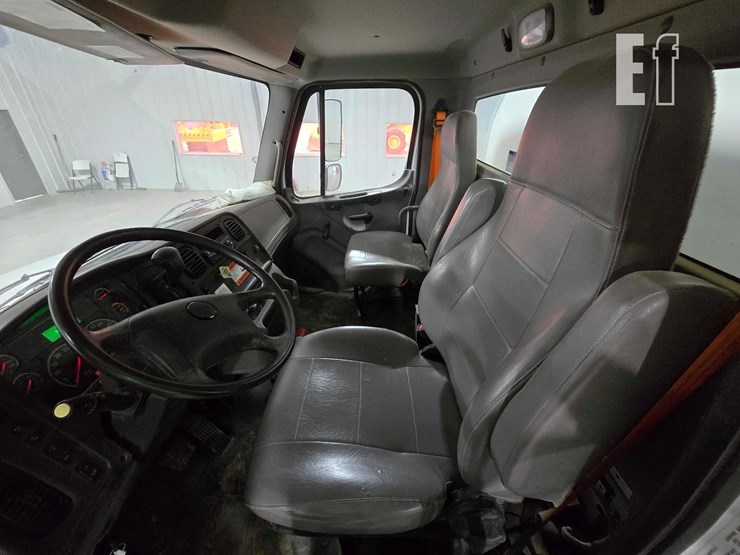 2022-freightliner-business-class-m2-106-image-9