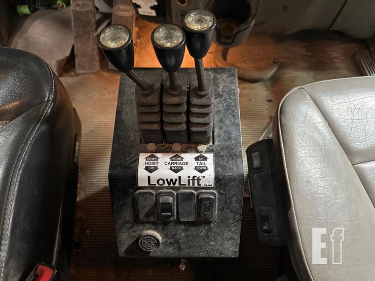 2017-peterbilt-367-image-25