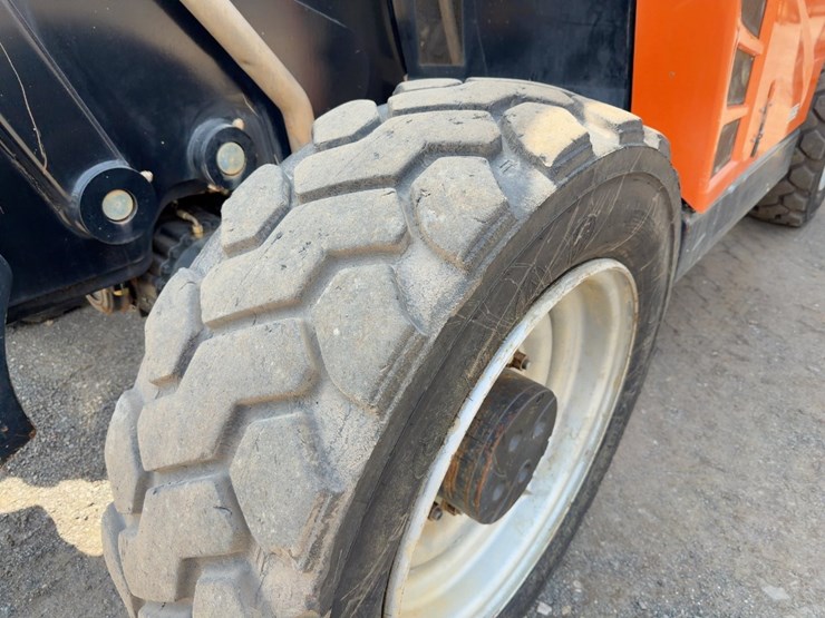 2016-jlg-1055-image-10