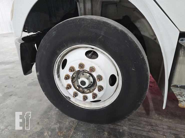 2009-freightliner-business-class-m2-106-image-21