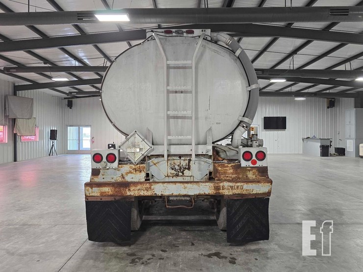 1974-trailmobile-tanker-image-8