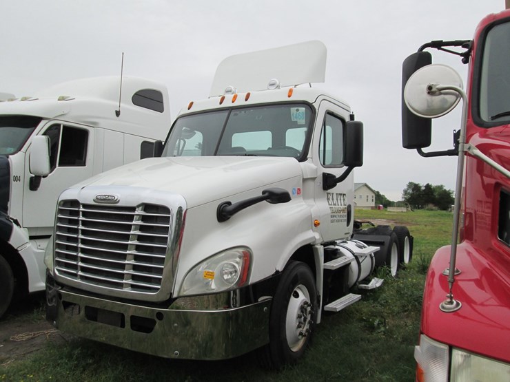 #46165-•-inop-2012-freightliner-t/a-daycab-truck-tractor-1fujgebg8clbv8611-image-1