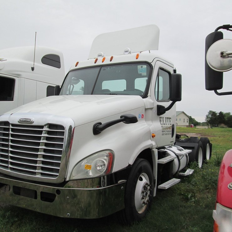 #46165 • INOP 2012 Freightliner T/A Daycab Truck Tractor 1FUJGEBG8CLBV8611