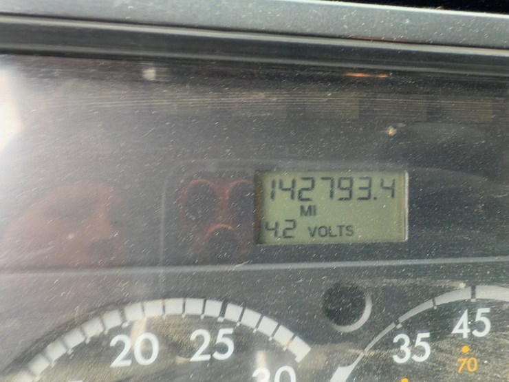 2002-freightliner-fl70-image-32