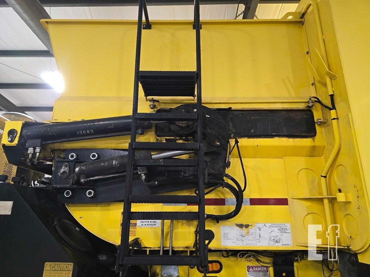 2018-peterbilt-320-image-21